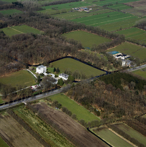 842210 Luchtfoto van huis Geerestein (Geeresteinselaan 53) te Woudenberg, vanuit het zuiden, met rechts de toren van ...